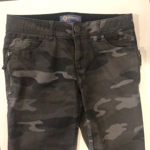Democracy “ab” solution 4P, skinny ankle length pants. Camo print
